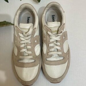 Saucony- athletic shoe- excellent condition